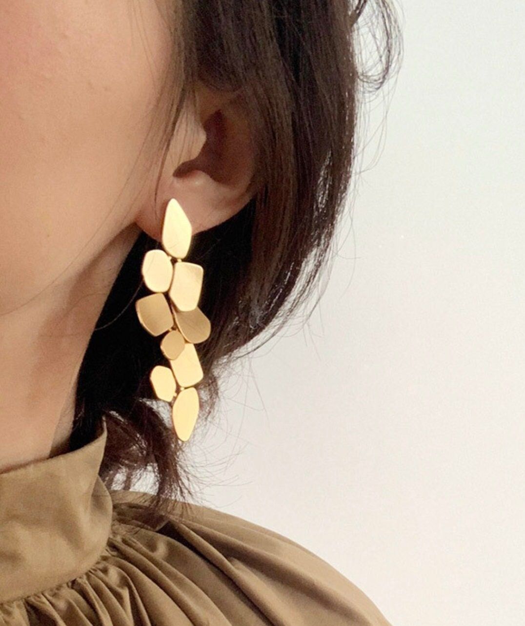 Fascinating gold dangle earrings for special occasions