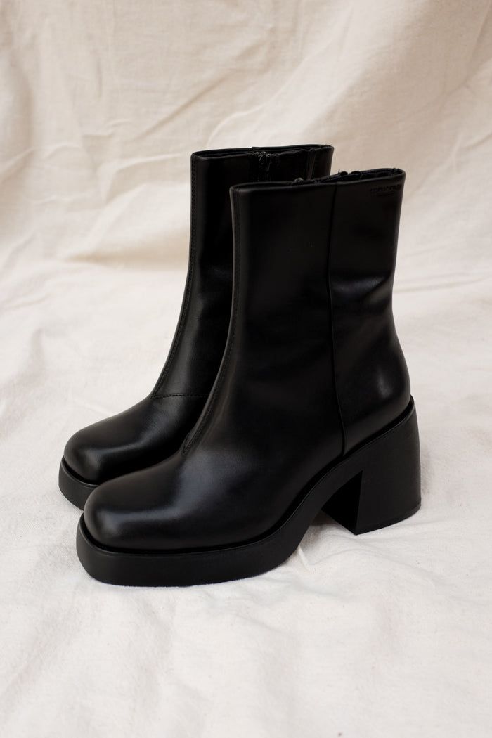 Make your style attractive with black heel boots