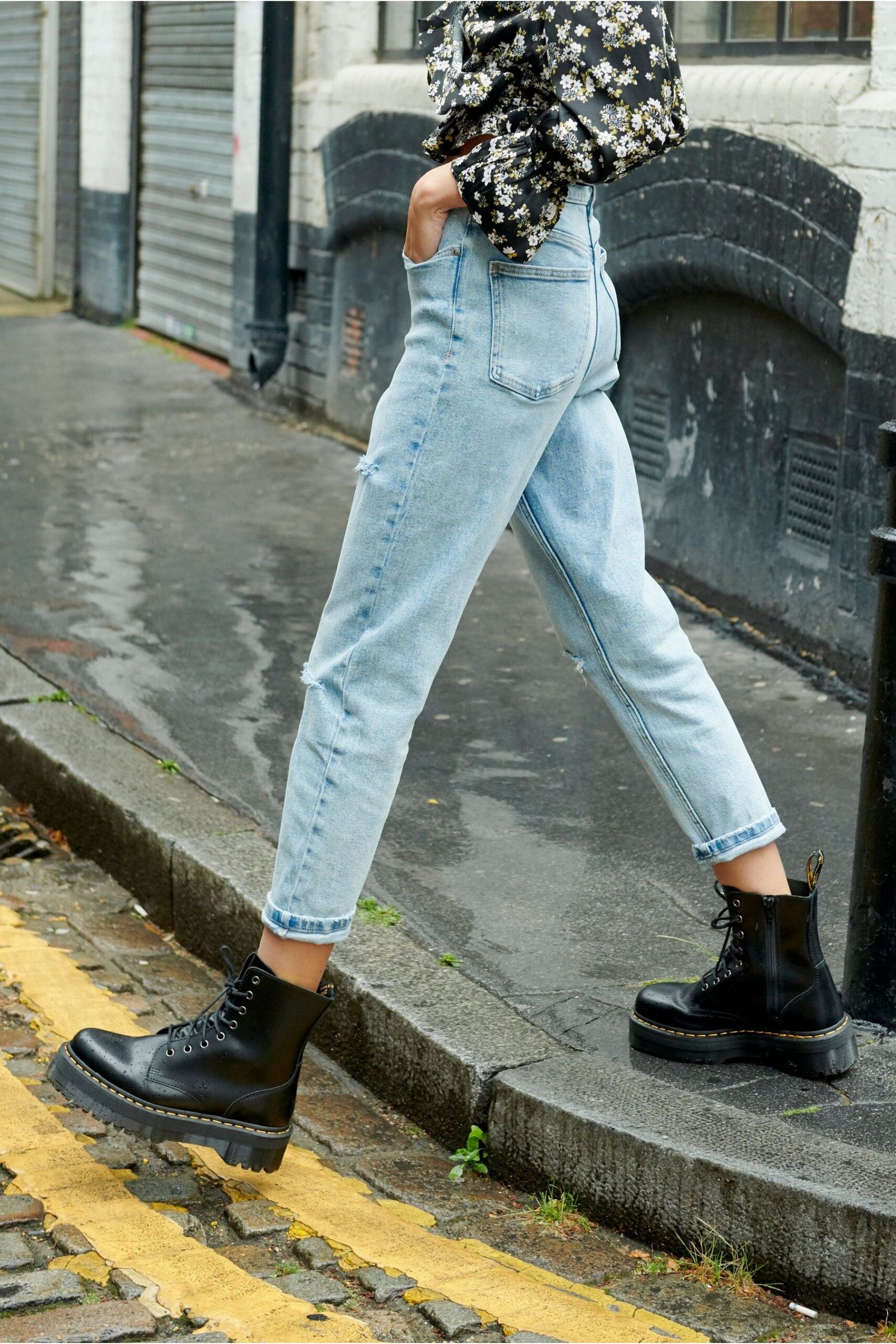 How to Wear Distressed Mom Jeans: Best 13 Stylish & Slimming Outfits for Ladies