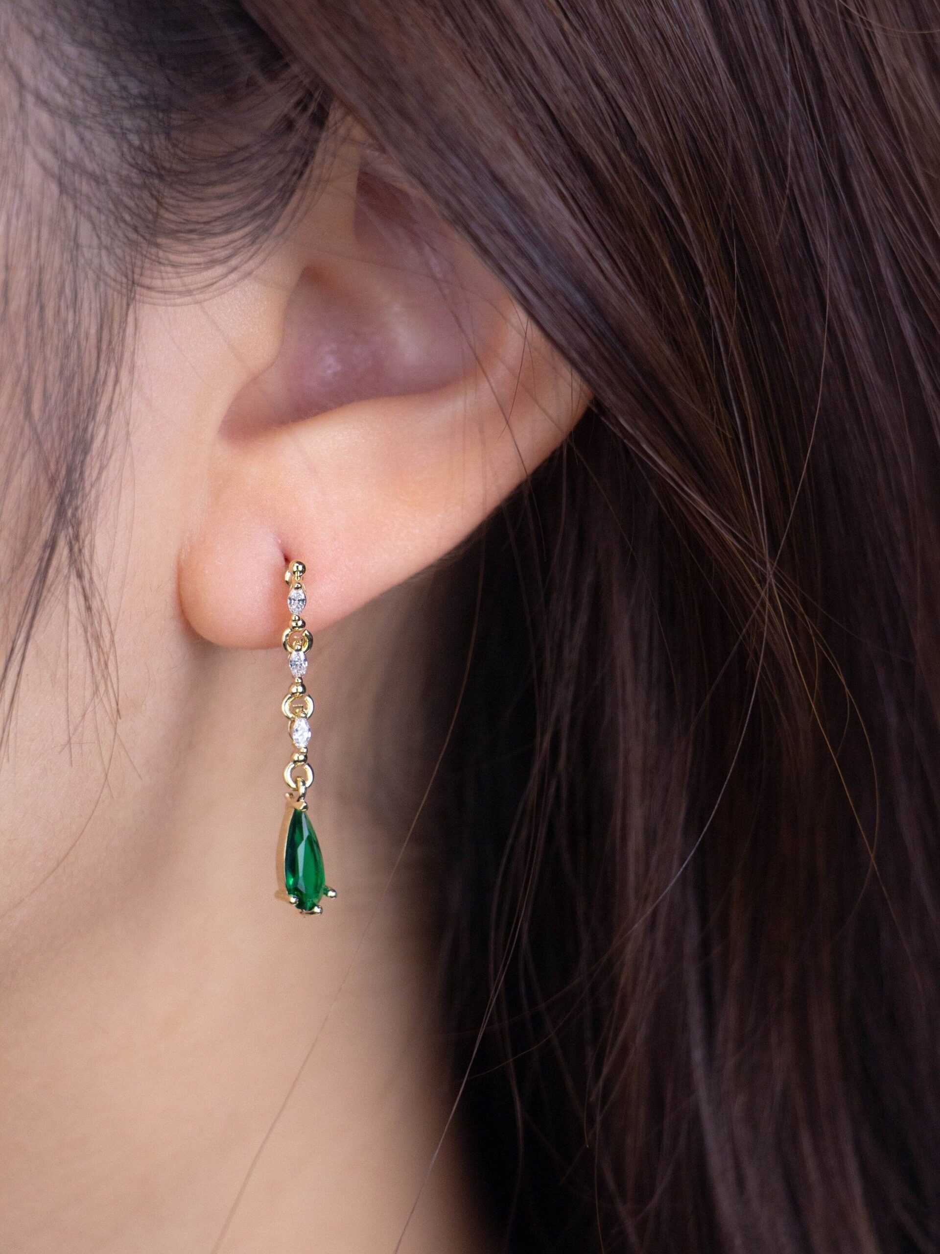 Choose Emerald earrings for making stylish personality
