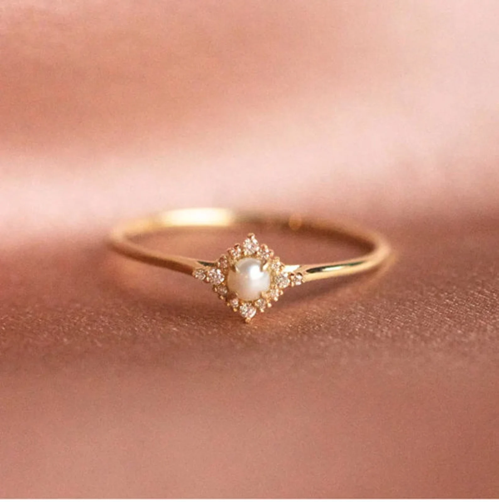 Why fashion stucks to gold ring with diamond