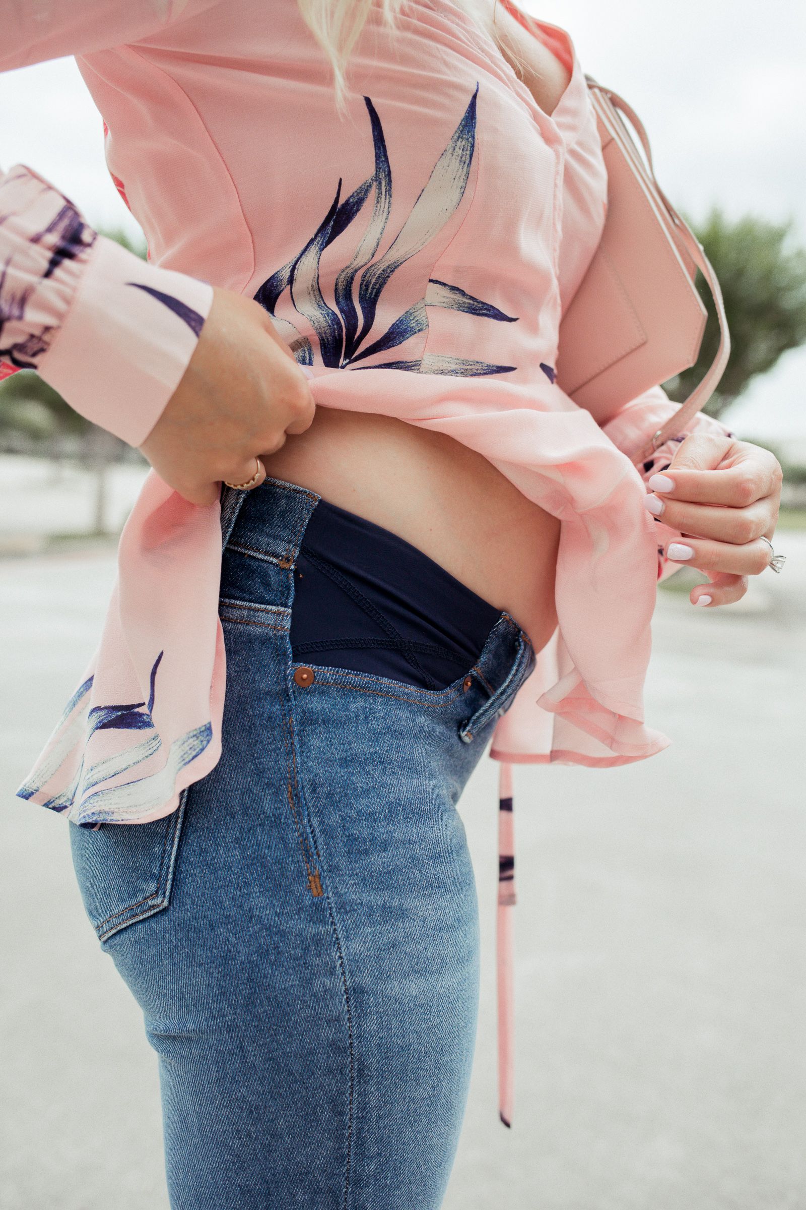 How to Style Maternity Jeans: Best 15 Outfit Ideas for Women
