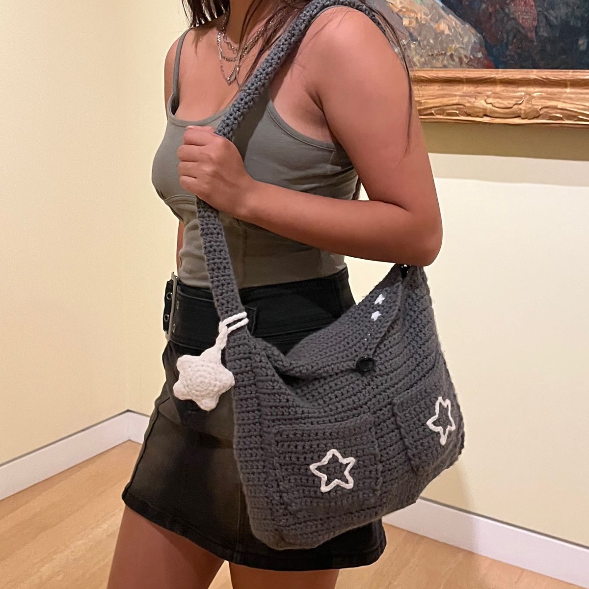 How to Wear Messenger Bag: 13 Stylish & Casual Outfits for Women
