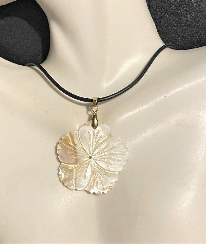 Stylish and incredible mother of pearl necklace