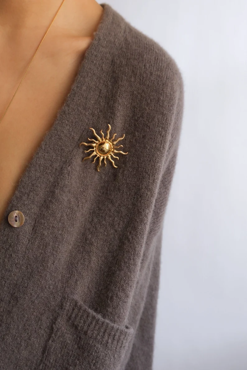 Vintage Brooches: A Collector’s Guide to
Identifying Styles and Eras