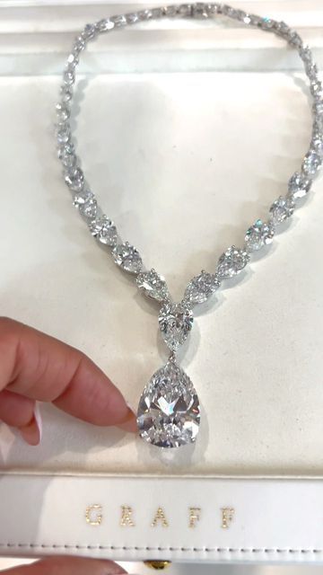 The Ultimate Guide to Buying a Diamond
Necklace