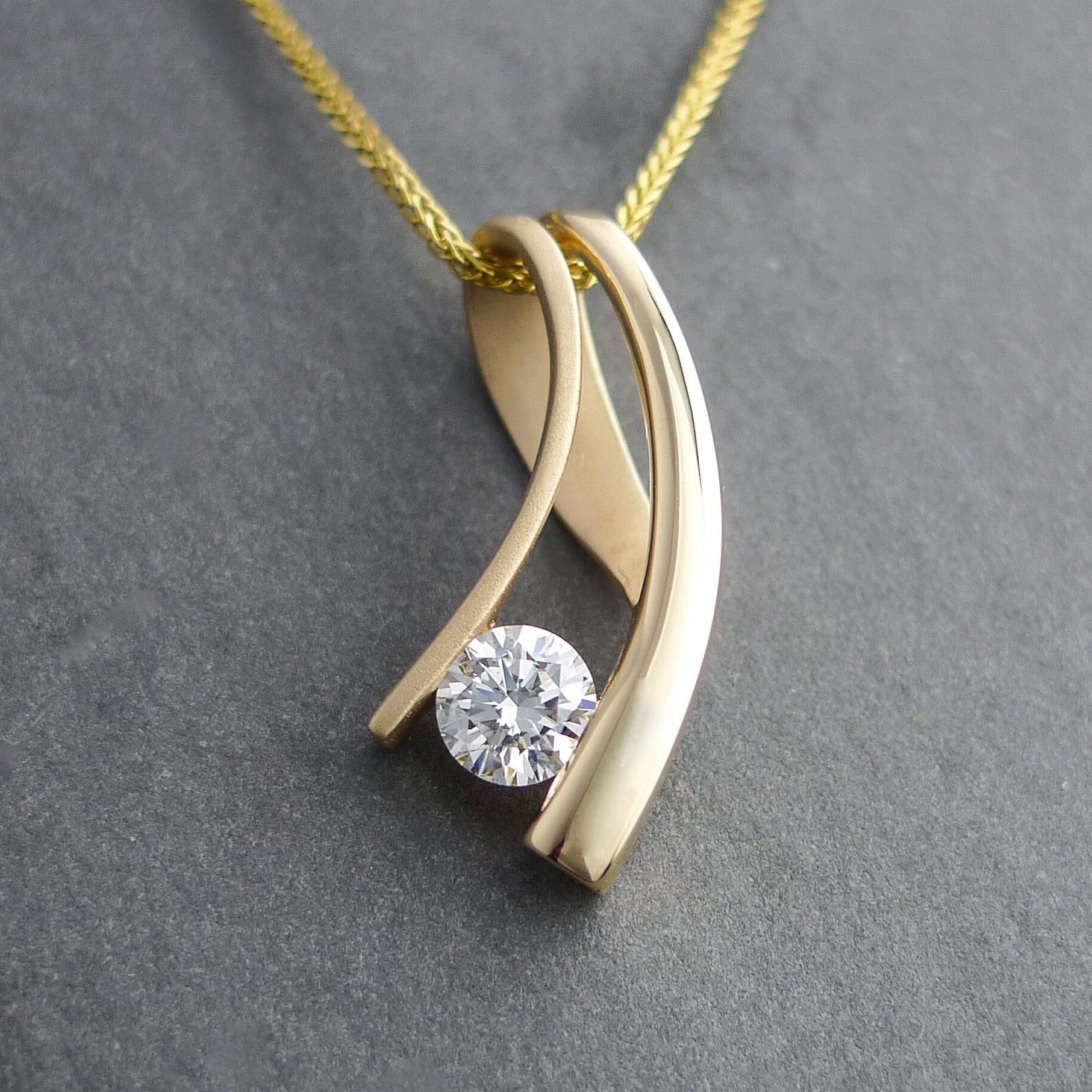 Buy appealing diamond pendant
