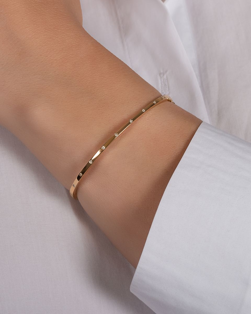 Appealing designs of gold bracelets for women
