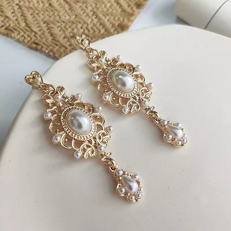 Choose stylish and elegant gold chandelier earrings for wedding