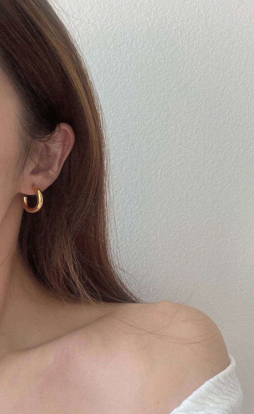 Wear eye-catching and beautiful gold earring studs