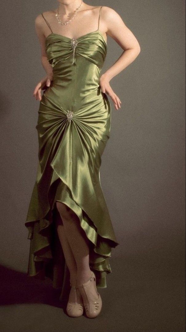 How to Wear Green Silk Dress: Best 13 Elegant & Refreshing Outfit Ideas for Ladies
