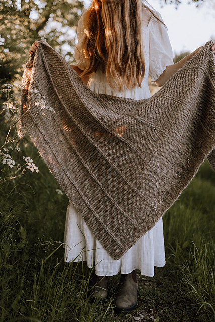 How to Style Knitted Shawl: Top 13 Cozy Outfit Ideas for Women