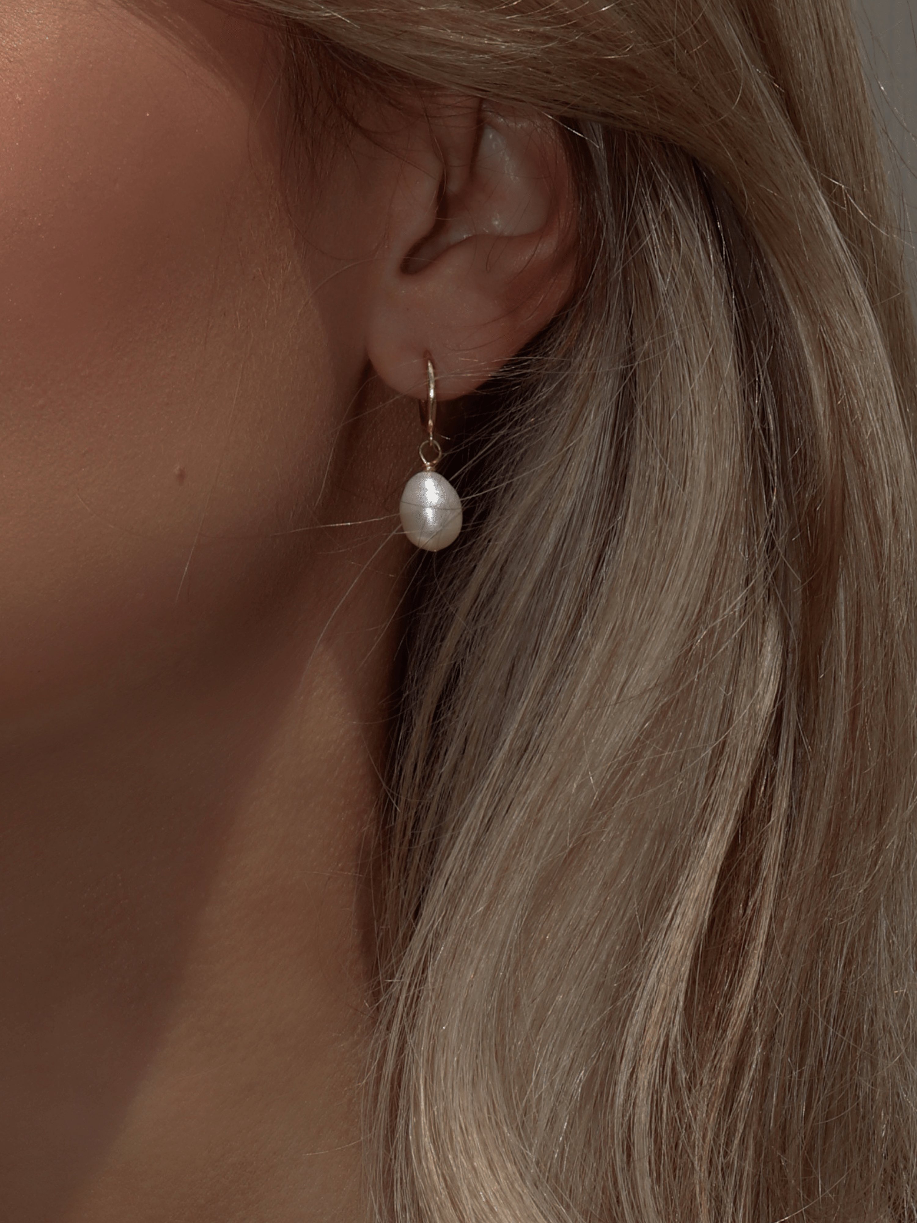 Choose the trendy designs of pearl drop earrings