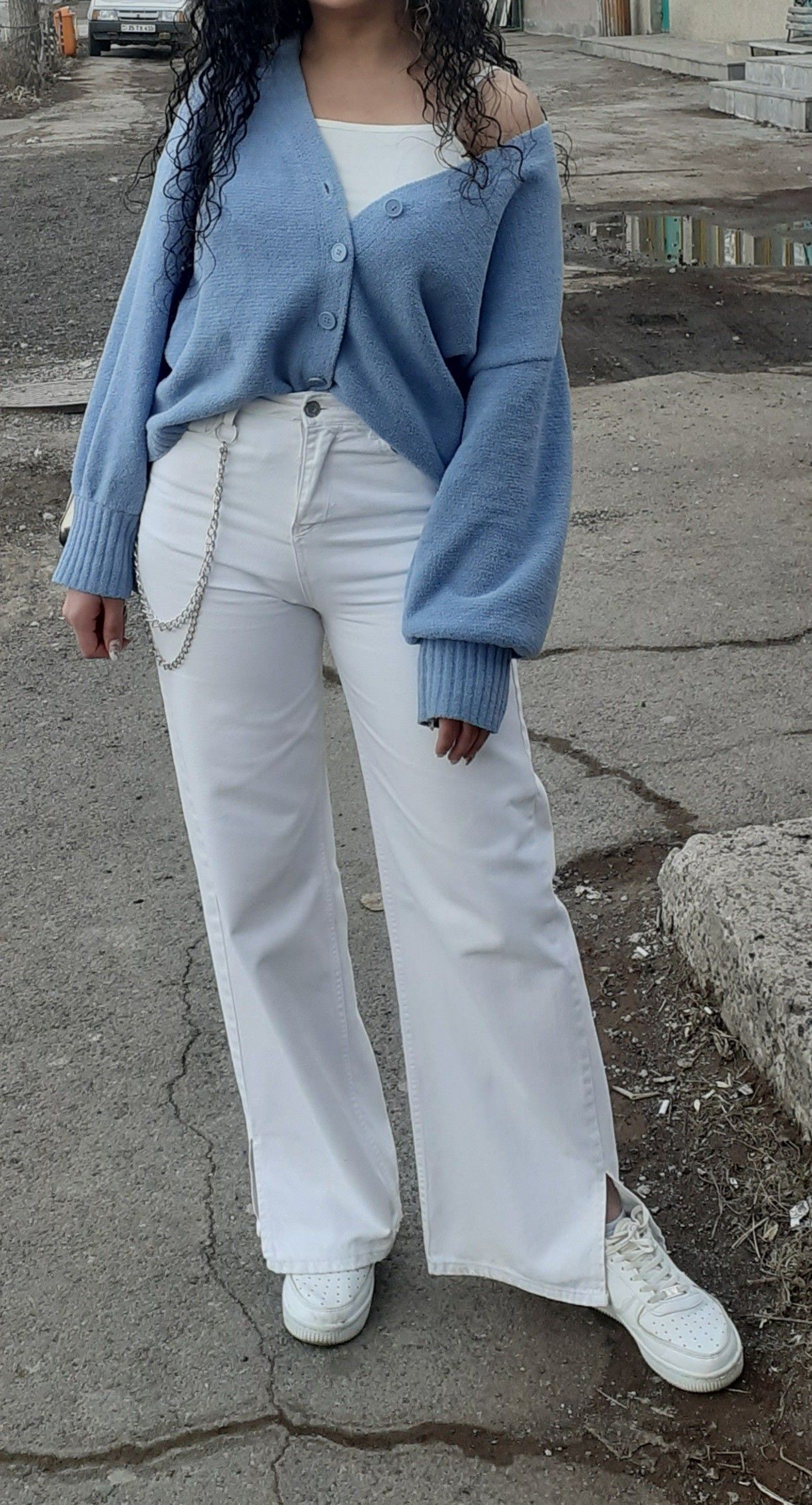 How to style white high waisted jeans for
any occasion