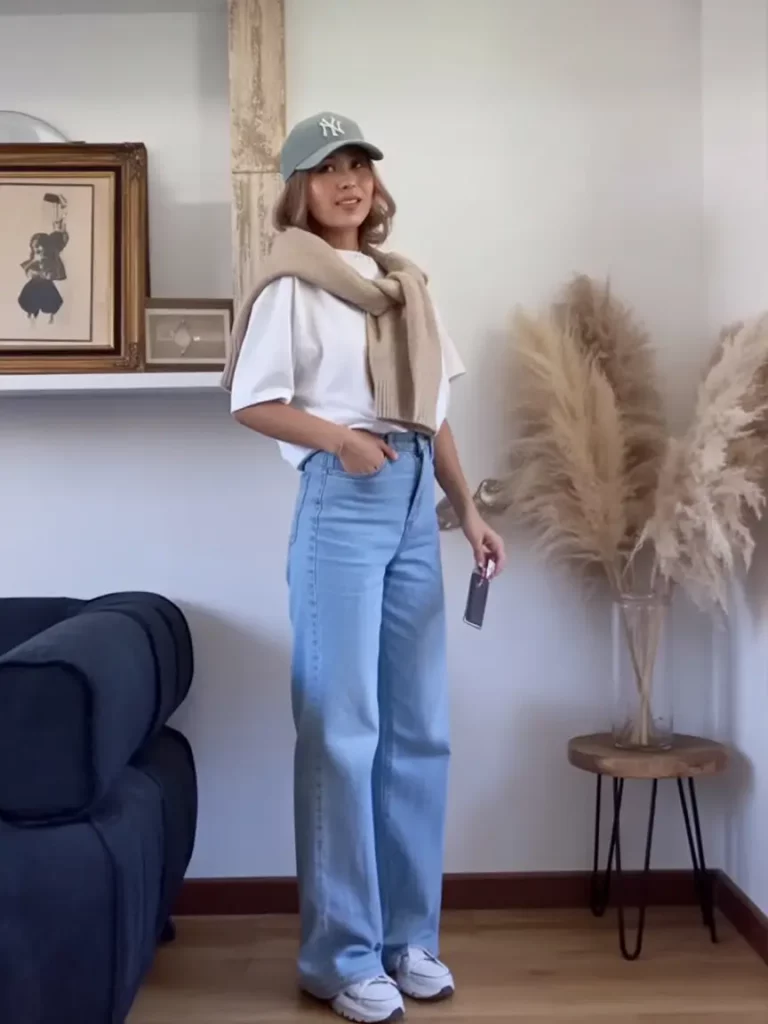 Minimal sporty outfit with light knit and sneakers