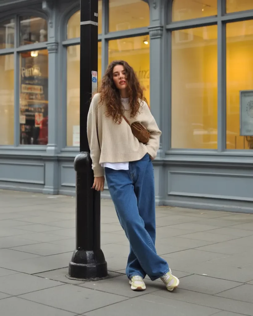 Beige sweater with loose jeans and sneakers