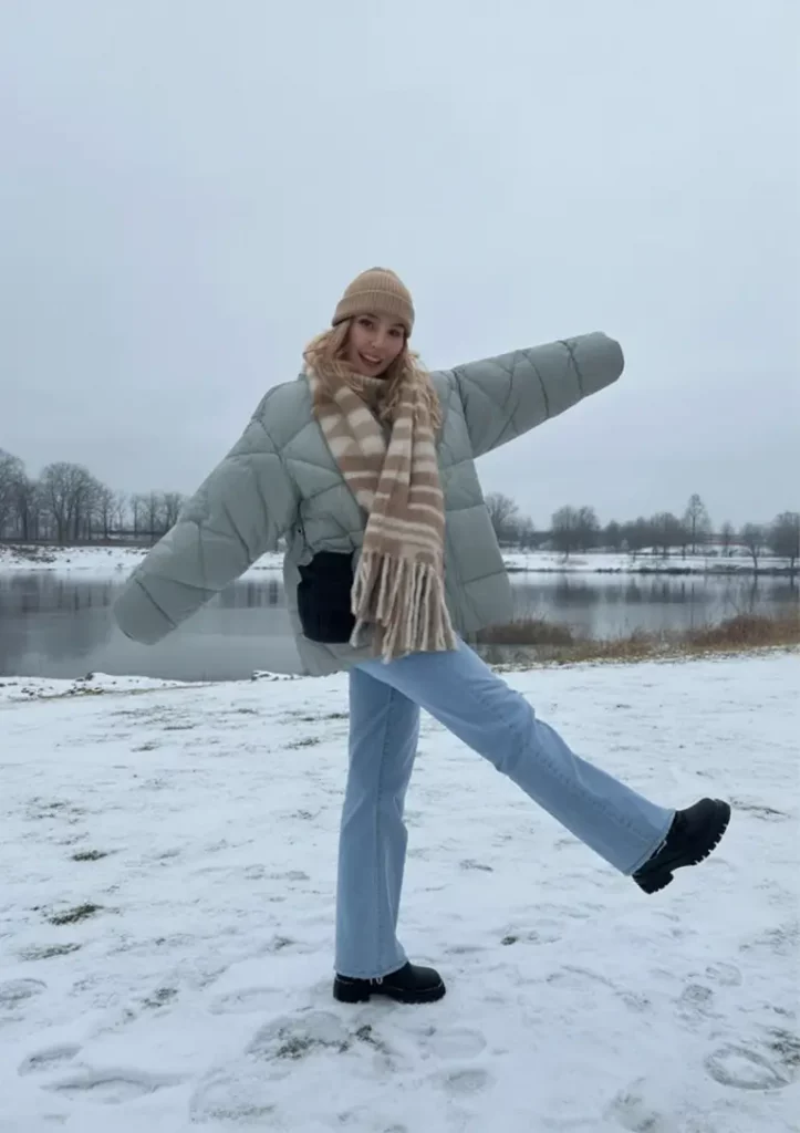 Beige puffer jacket look